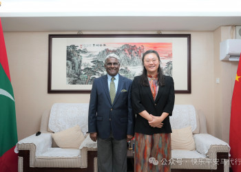 Acting Ambassador He Fen Meets with Former Maldivian Ambassador to China and CMCA President Mohamed Rasheed